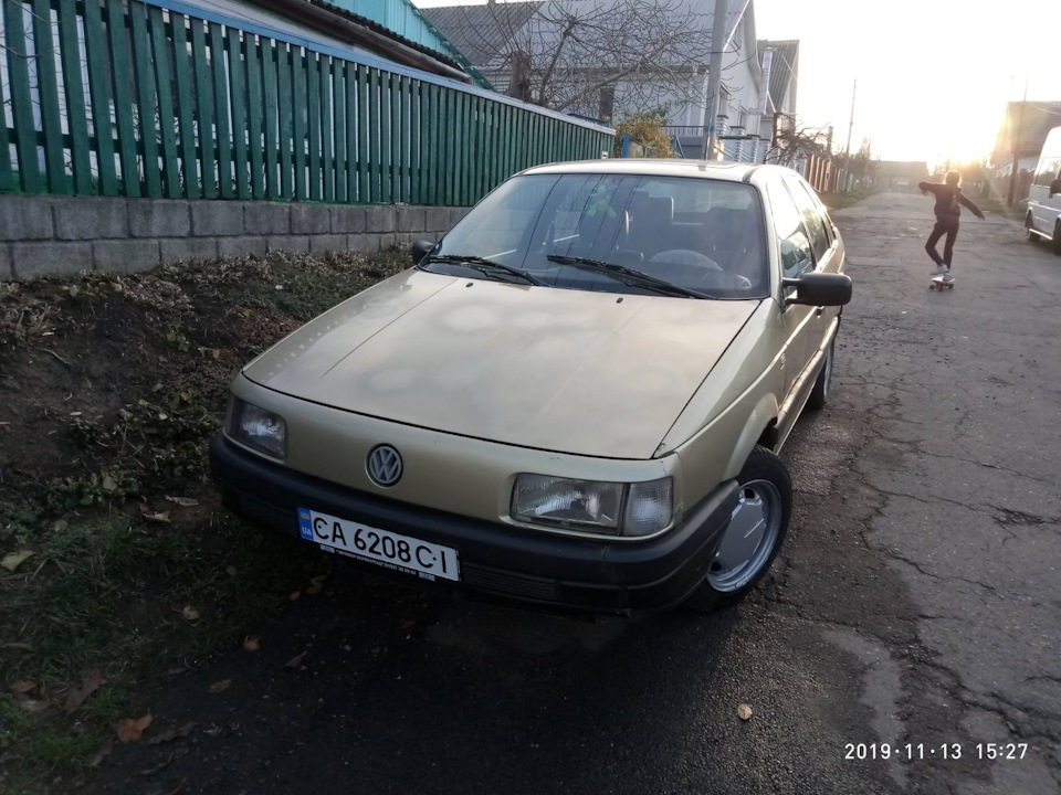 Фото в бортжурнале Volkswagen Passat B3. Запчасти на фото: 6208C1