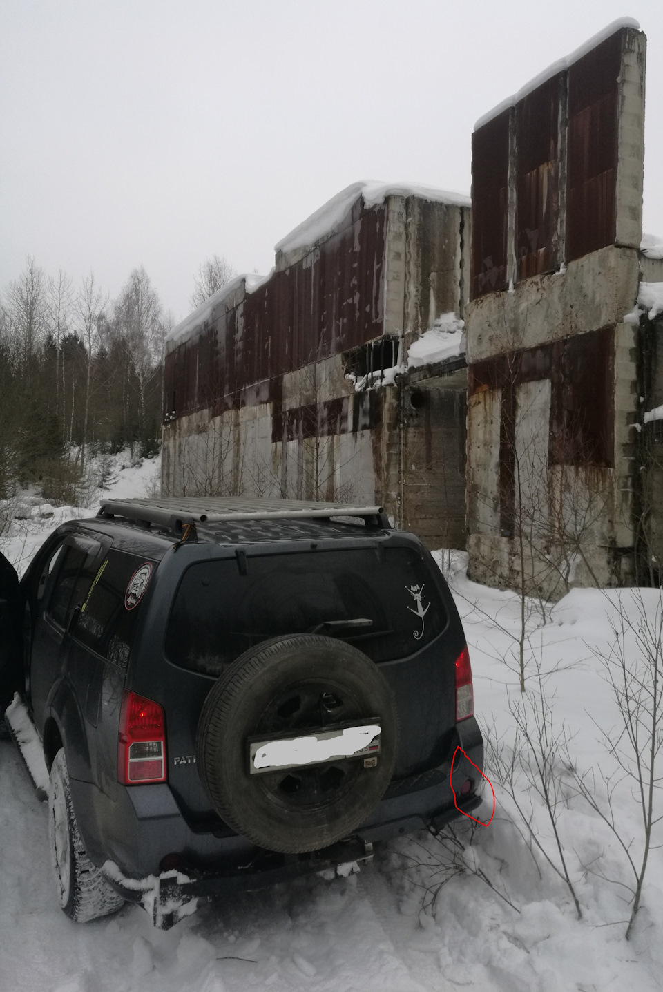верхний багажник и разрыв заднего бампера около катафота — Nissan Pathfinder (3G)