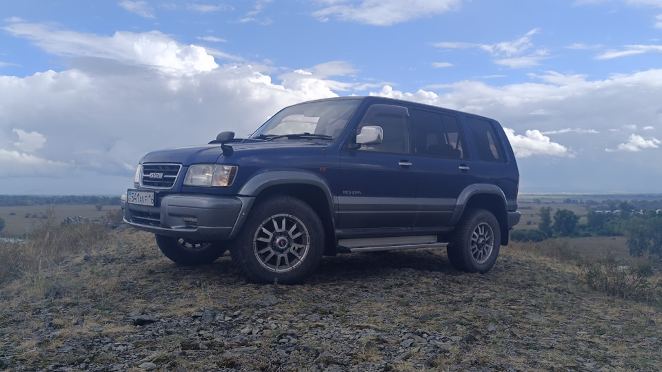 Isuzu Bighorn Синий трактор