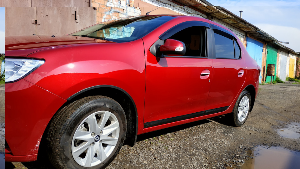 С молдингами — Renault Logan (2G)