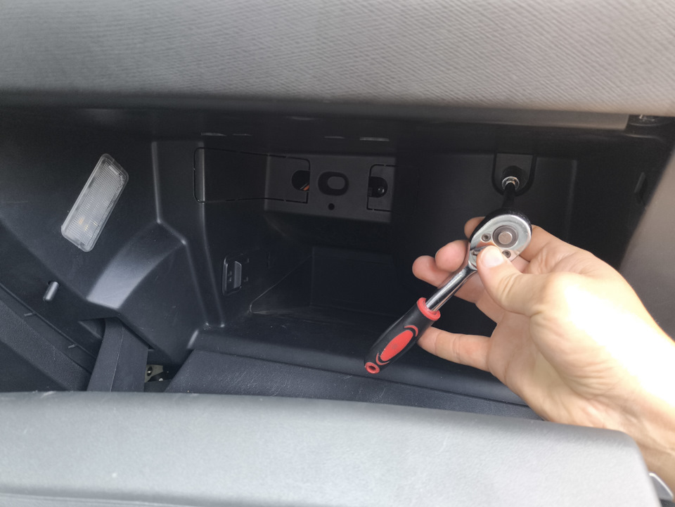 Откручиваем болт на 10, который в бардачке — Citroen Grand C4 Picasso (2G)