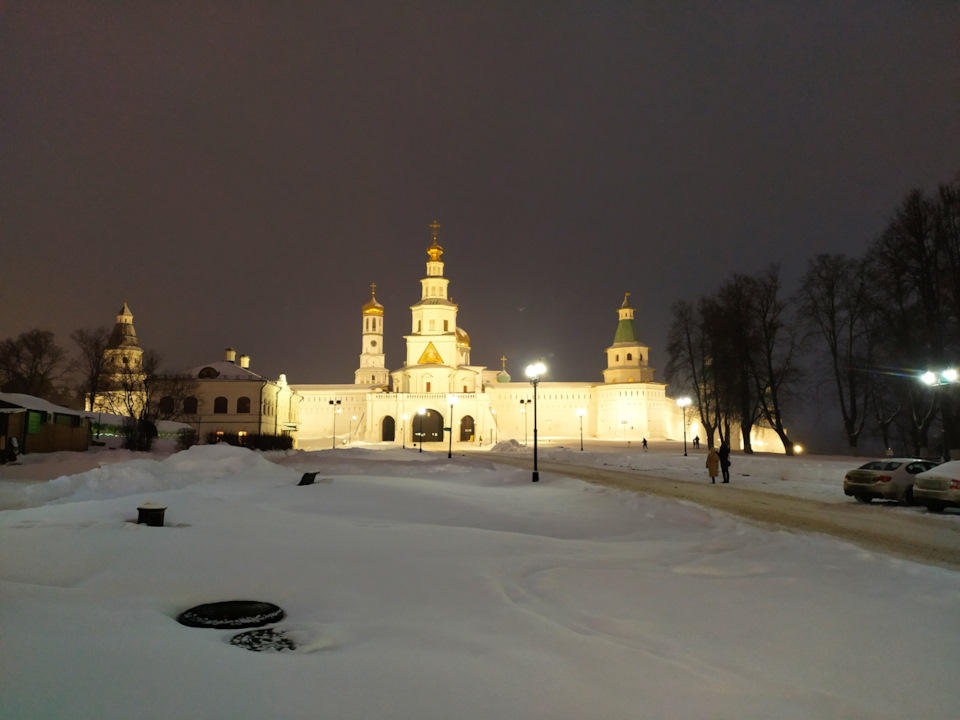 Кремль очень красив и интересен. Не пожалейте денег на экскурсовода 400 с человека. — Mitsubishi Montero Sport (1G)