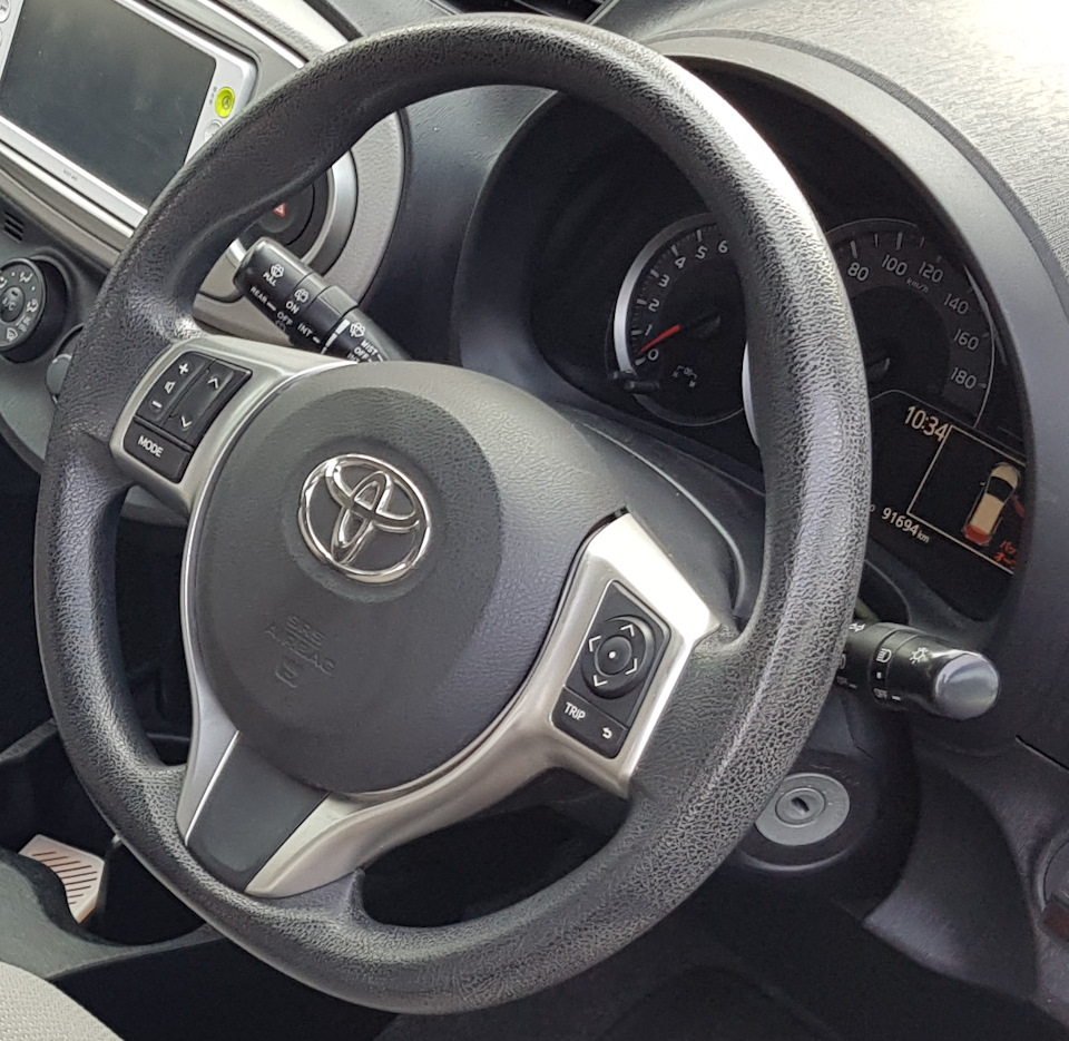Руль с кнопками управления мультимедиа и БК — Toyota Vitz (130)