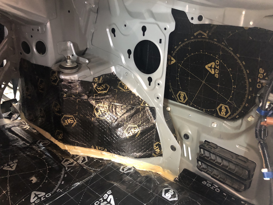На арки колес был нанесен StP Bimast Bomb Premium, на крылья StP Aero — Honda Civic 4D (8G)