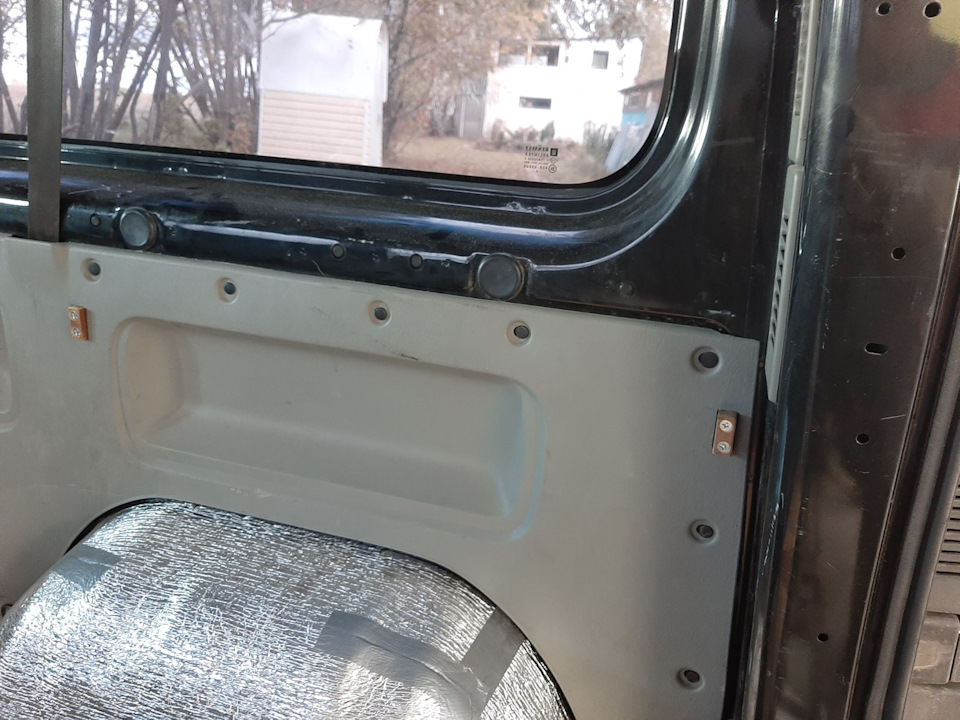 Так выглядит крепёж на стенках кузова — Renault Trafic (2G)