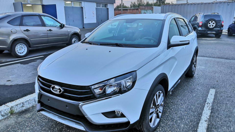 Lada Vesta SW Cross CVT {Беляш}