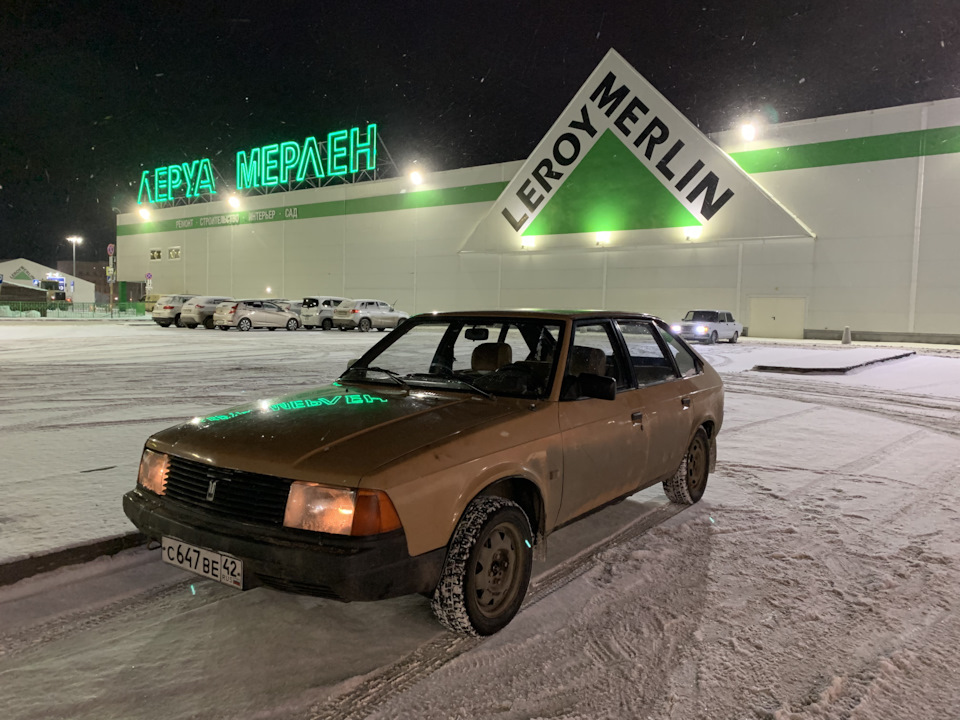 Позади светит белыми фарами один из дристеров — Москвич 2141