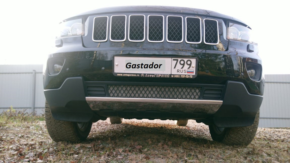 Пока оставлен штатный оверовский черный грилль — Jeep Grand Cherokee (WK2). Запчасти на фото: 7377272