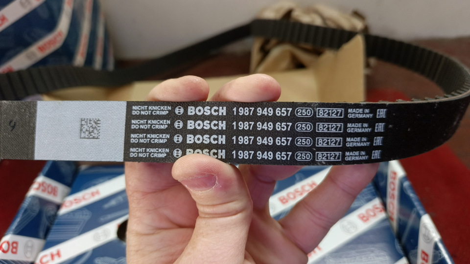 Ремень Bosch — Германия — Volkswagen Tiguan (1G). Запчасти на фото: 1987949657