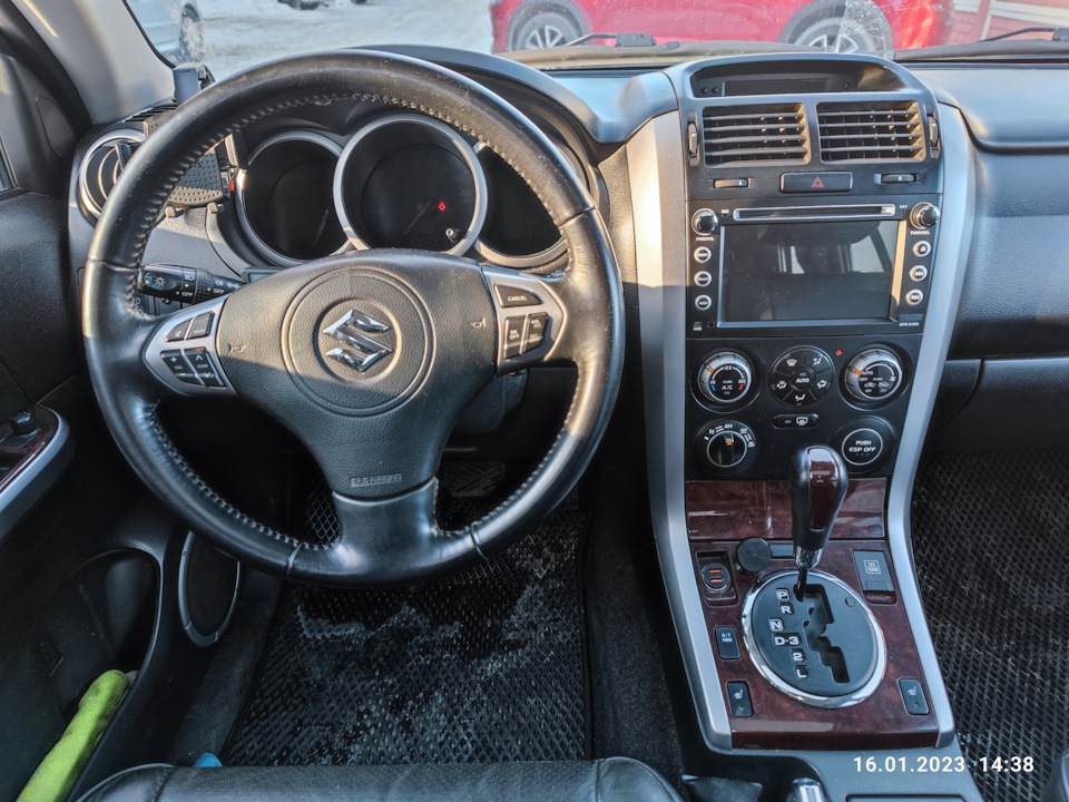 Руль с новой (более свежей) крышкой подушки безопасности — Suzuki Grand Vitara (2G)