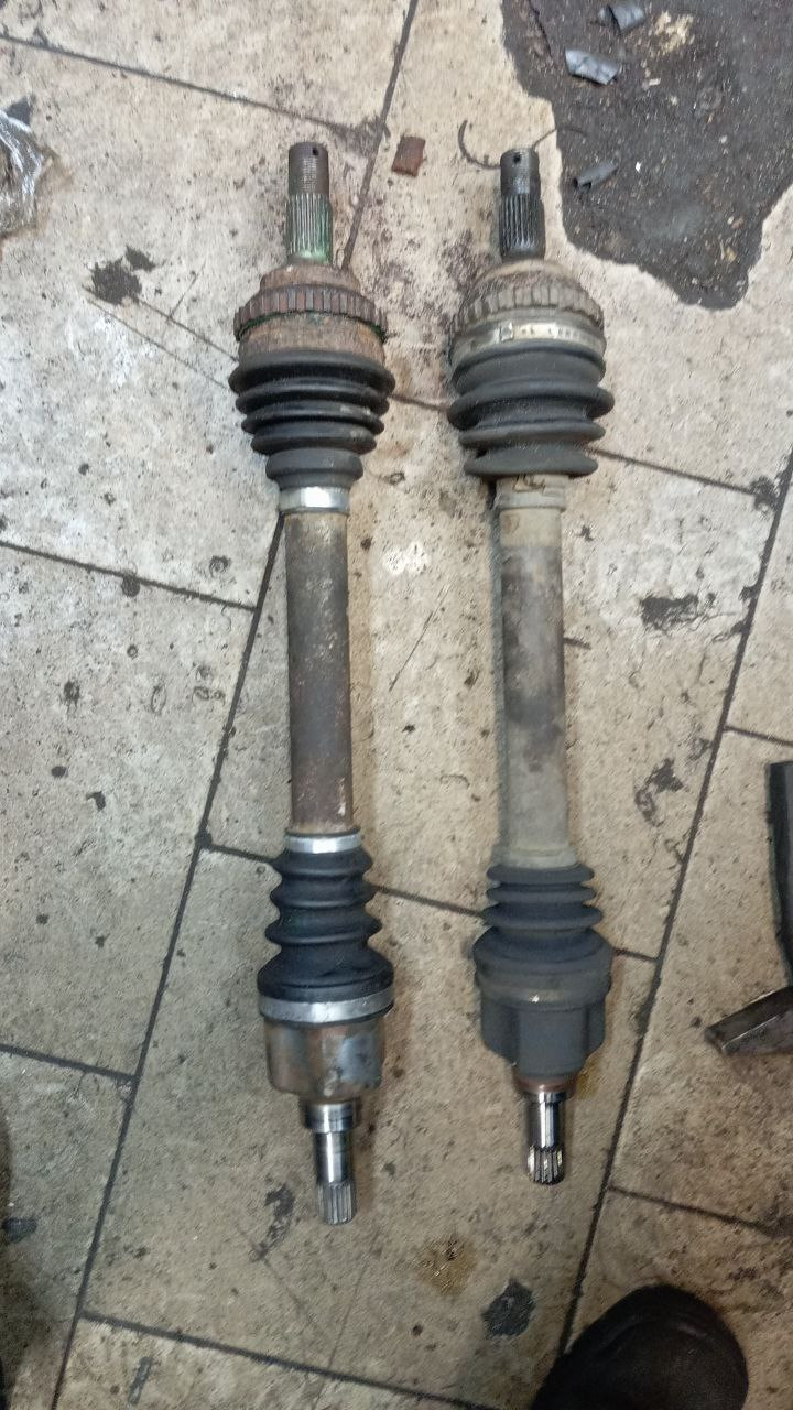 Слева — БУ-шка, справа — моя — Peugeot 306
