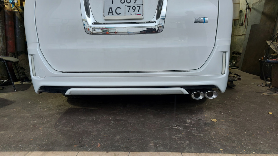 Вид сзади — Toyota Voxy (3G)