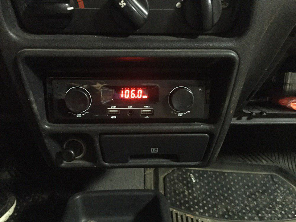 смотрится вполне в стиле салона. звук- гавно. — Ford Escort Mk4