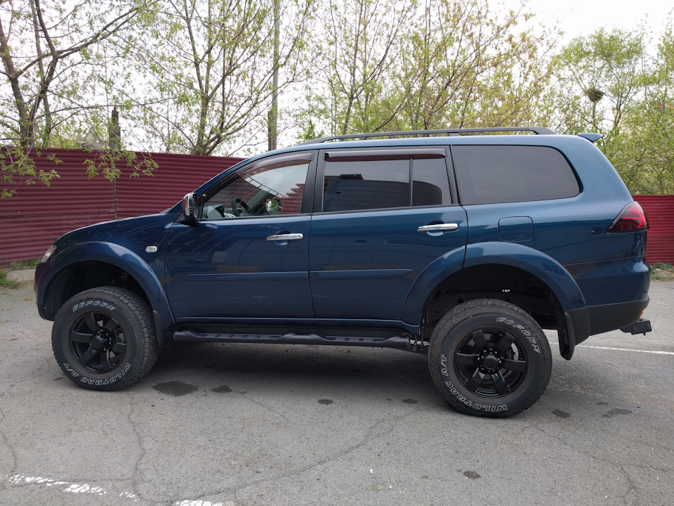 В итоге машин теперь выглядит вот так — Mitsubishi Pajero Sport (2G)