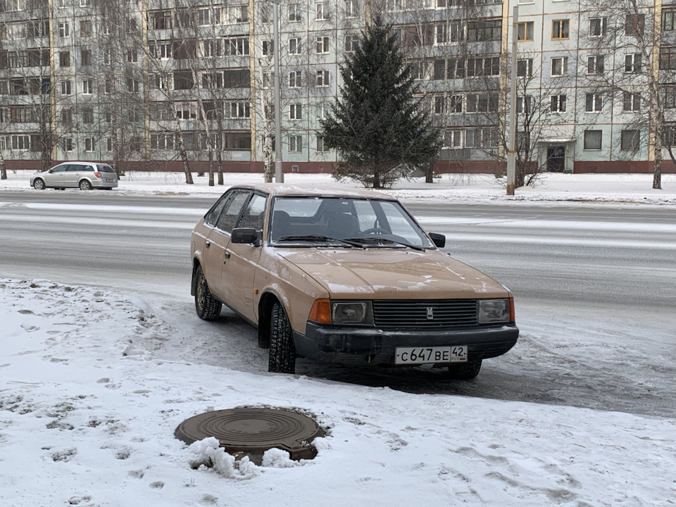 Сфотал потому что от люка слева круто шёл пар, но на фотке не видно — Москвич 2141