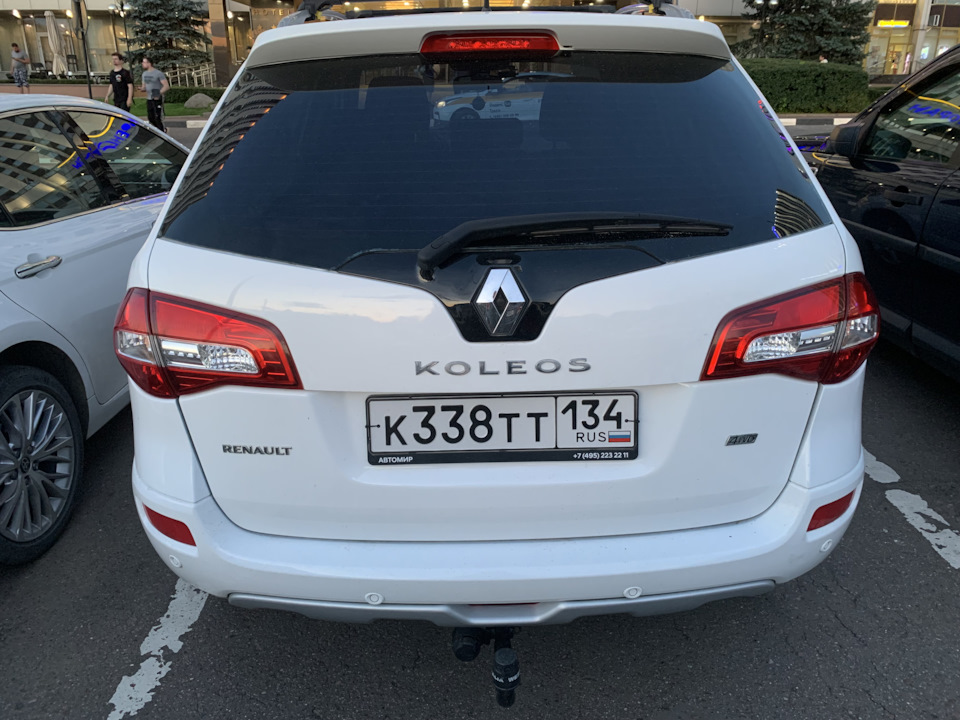 А это уже паркова гостиничного комплекса Измайлово г. Москвы, где в том же июле 2023 мои тюнинг задние фонари были успешно обменяны на оригинальные — Renault Koleos (1G)