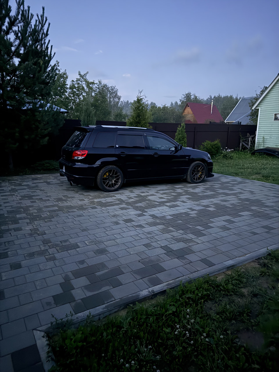 Дама — Mitsubishi Airtrek Turbo