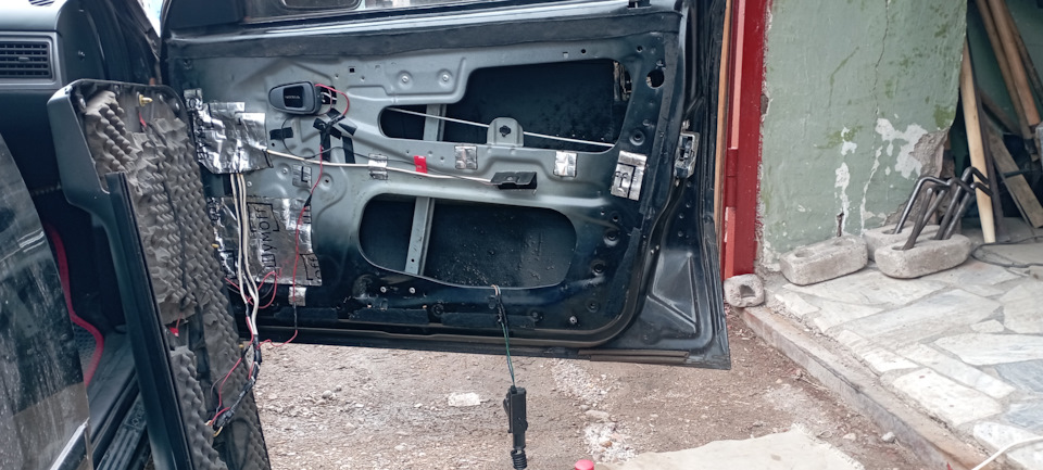 Снял карту двери и сам доводчик замка. — Daewoo Nexia (N150)