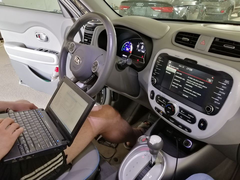 Перепрошивка приборной панели KIA SOUL EV на километры при помощи ноутбука с диагностическим ПО, через разъем OBDII. — KIA Soul EV (2G). Found on photo: LN1217