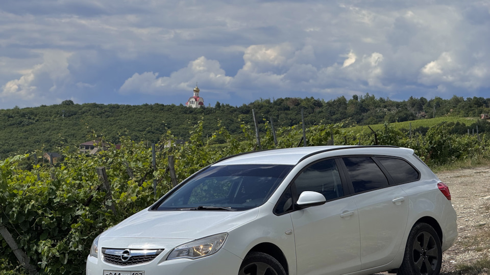 Opel Astra Long White