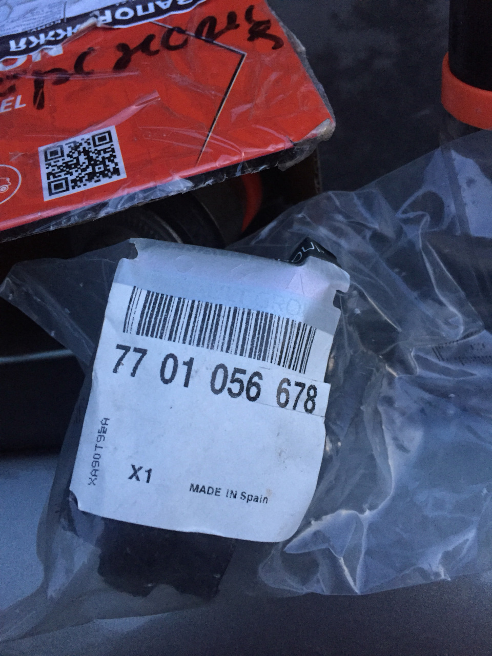 7701056678 — Renault Megane II. Запчасти на фото: 7701056678