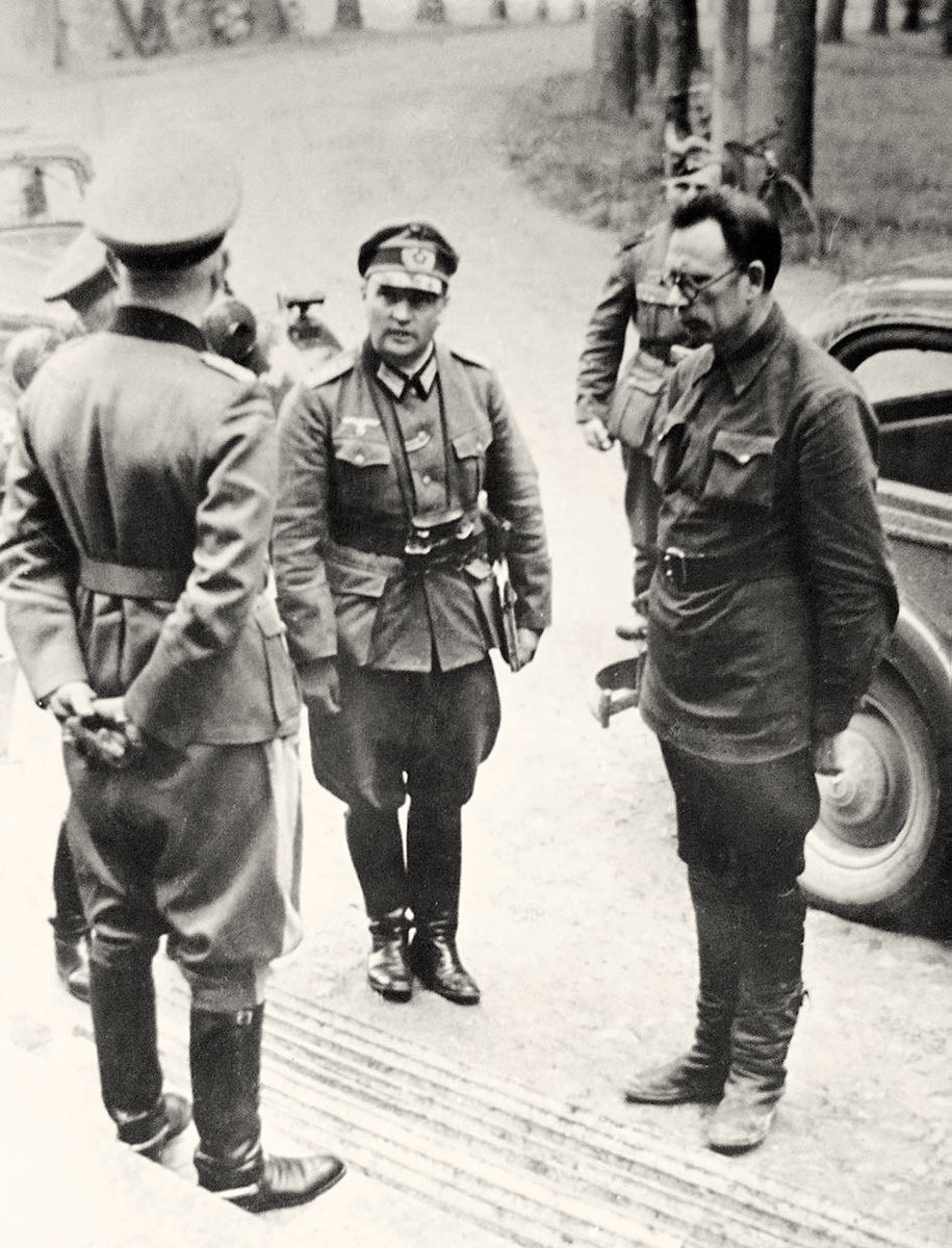 У штаба 18-й дивизии Вермахта перед отправкой в Винницкий лагерь. Июль 1942 года. — ГАЗ Соболь 4х4