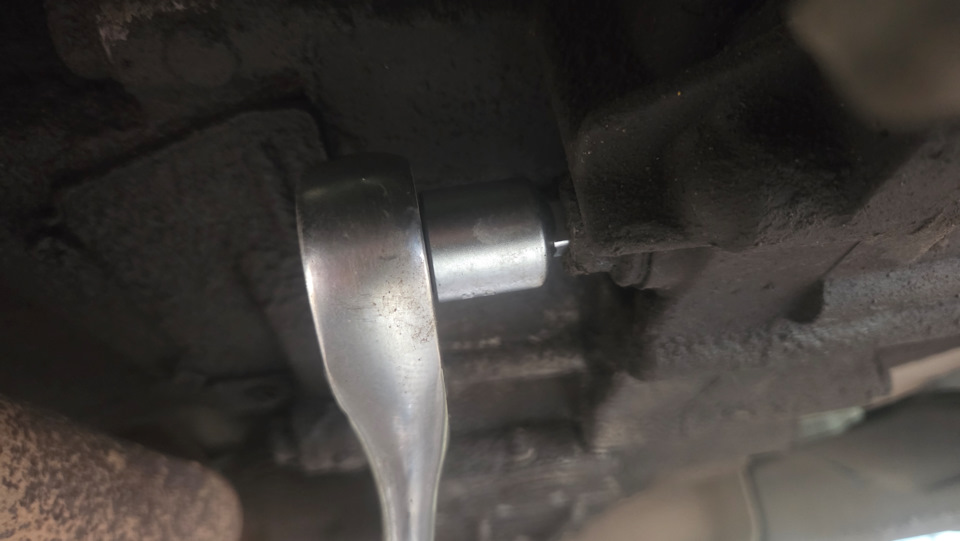 Сливная пробка акпп откручивается квадратом на 3/8. — Honda CR-V (RM)