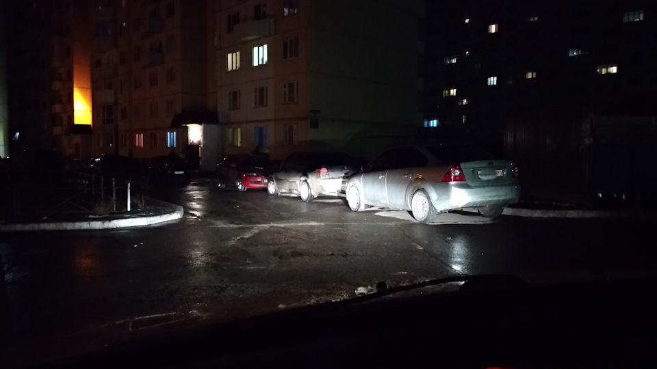 Вид в мокрую погоду ночью с места водителя. Освещение хорошее, особенно на светлых участках. — Lada Vesta SW Cross (1G)