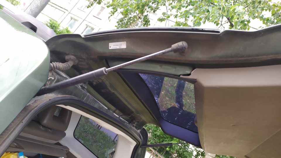 Состояние до, крышку поддерживает брат, начинаем замену — Jeep Liberty (KK)