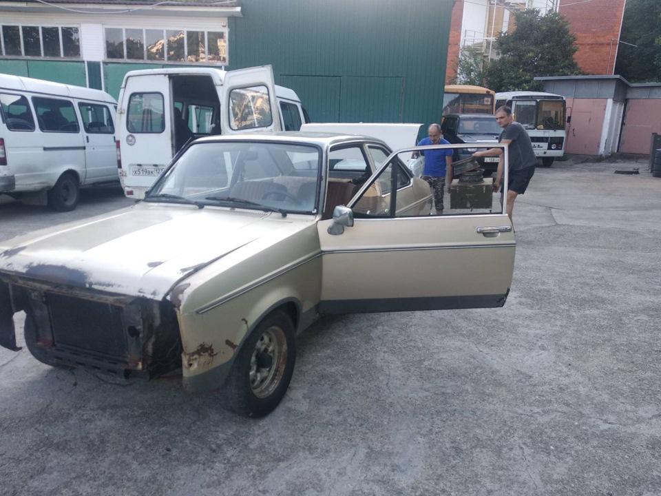 золотистый форд — Ford Escort Mk2