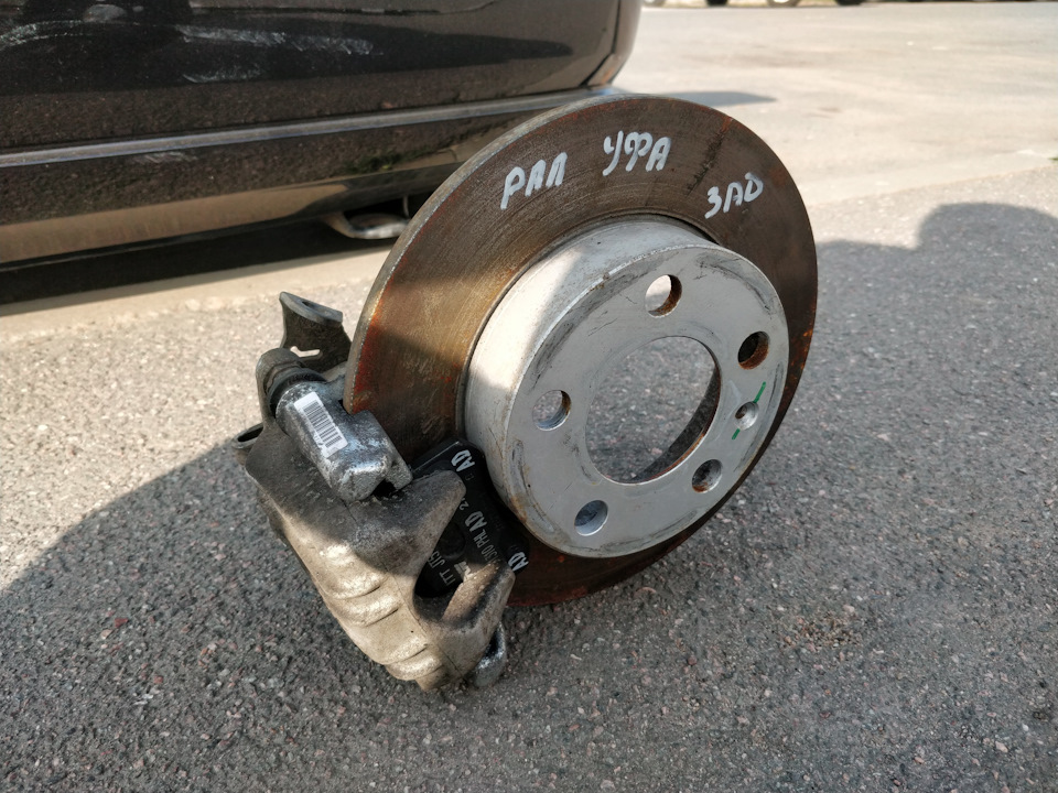 В таком состоянии приехали задние суппорта, диски и колодки — Volkswagen Polo Sedan