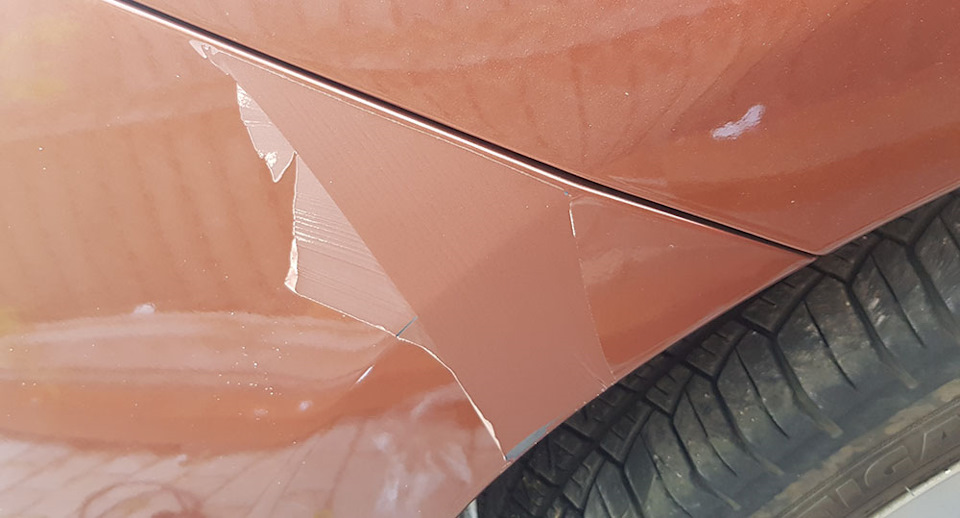 Слез большой кусок на краю бампера. В этом месте бампер ремонтировался — Mitsubishi Outlander (3G)