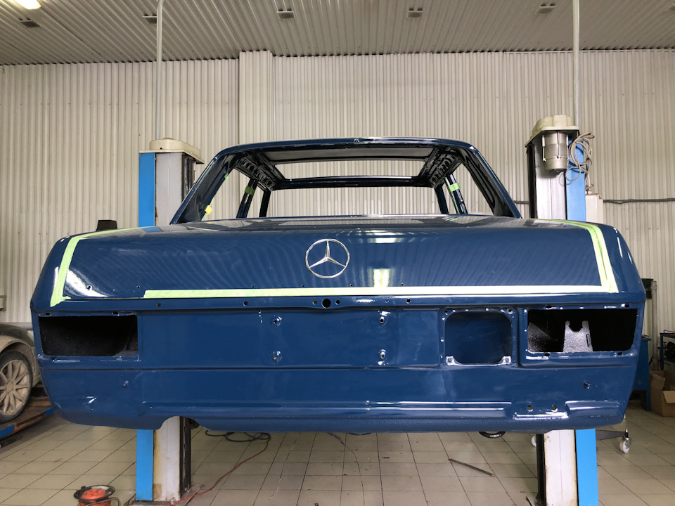 пока он всех приветствует с тыла — Mercedes-Benz W115