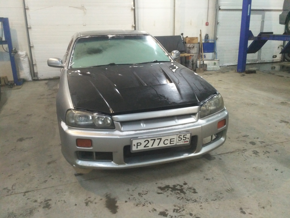 Видно на стекле маленькое окошко было то ещё приключение смотреть в него — Nissan Skyline (R34)