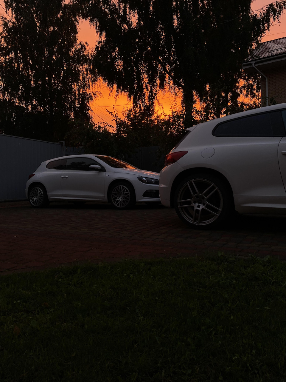 стоят любовнички ) — Volkswagen Scirocco (3G)