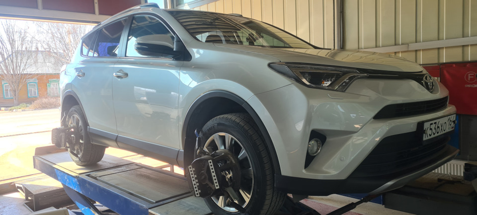 На подЪёмнике! — Toyota RAV4 (IV)