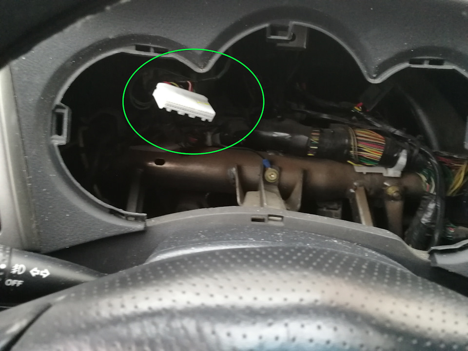 Затем отстегиваем крепление шлейфа — Pontiac Vibe (1G)