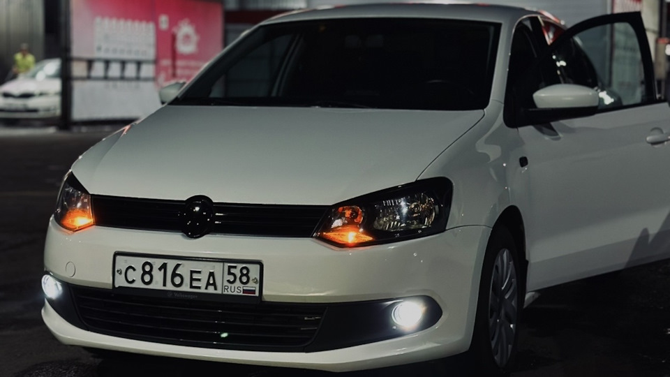 Volkswagen Polo Sedan Poliner