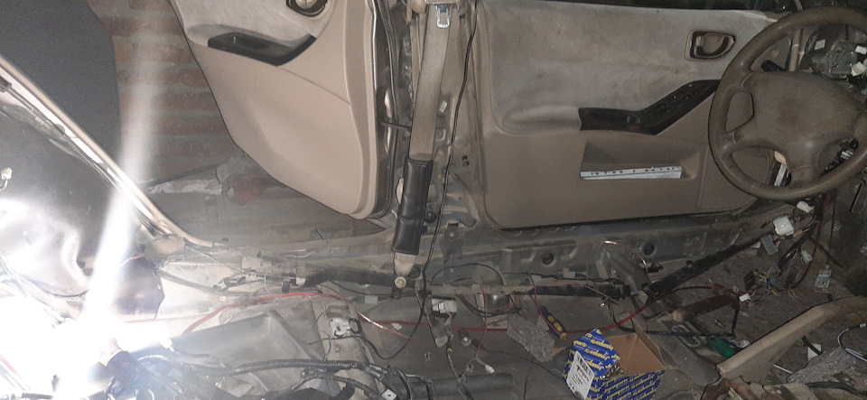 Удалил частично водительскую осталось то что идет в багажник к лампочкам — Mitsubishi Galant (8G)