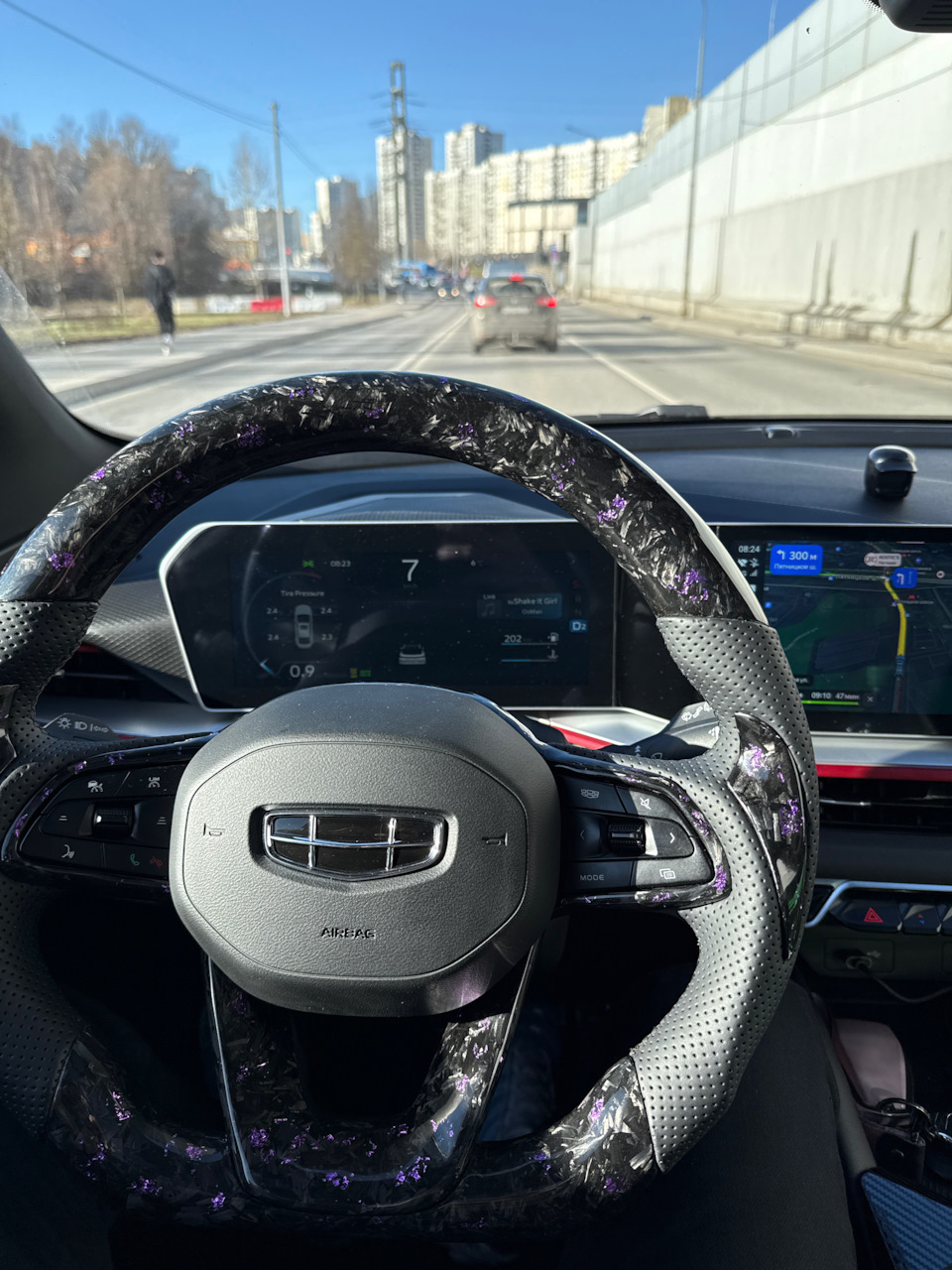 Все функции родного руля сохранены — Geely Coolray (2023)