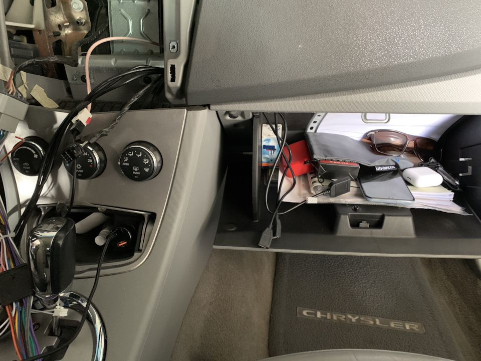 Разъемы для сим карты, 2-x usb вывел в — Chrysler Sebring (3G)