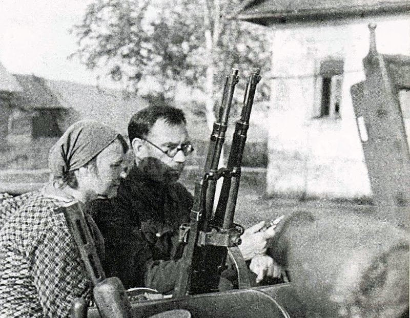Воронова и Власов в машине немецкого патруля сразу после пленения. Сигаретка-то в наборном мундштуке, должно, немецкая? — ГАЗ Соболь 4х4