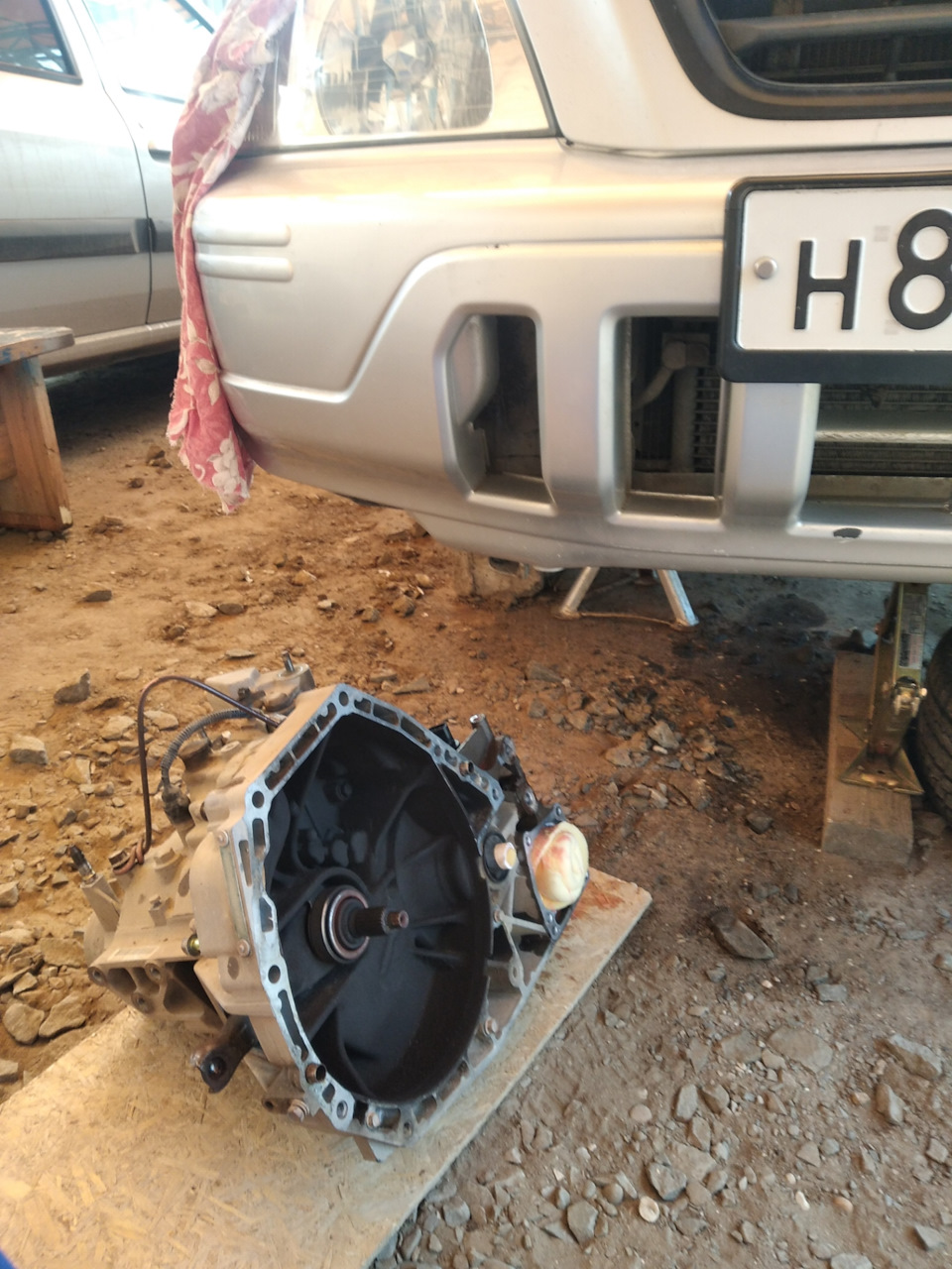 Отсоединил коробку и потихоньку спустил вниз — Honda CR-V (RD1/RD2)