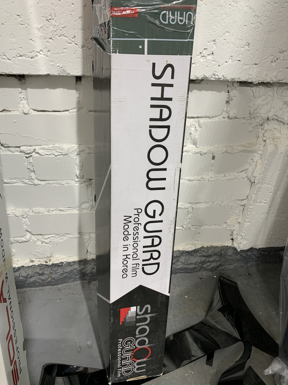 Перед отпуском в августе 2023 затонировал лобовое стекло атермальной пленкой «Shadow Guard». Скажу честно, что редкостная гадость, которая толком не работает — Renault Koleos (1G)