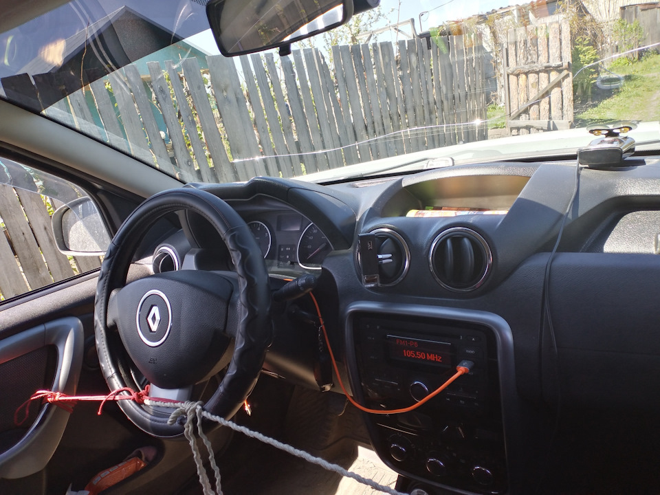 Руль зафиксировал растяжками к дверям — Renault Duster (1G)