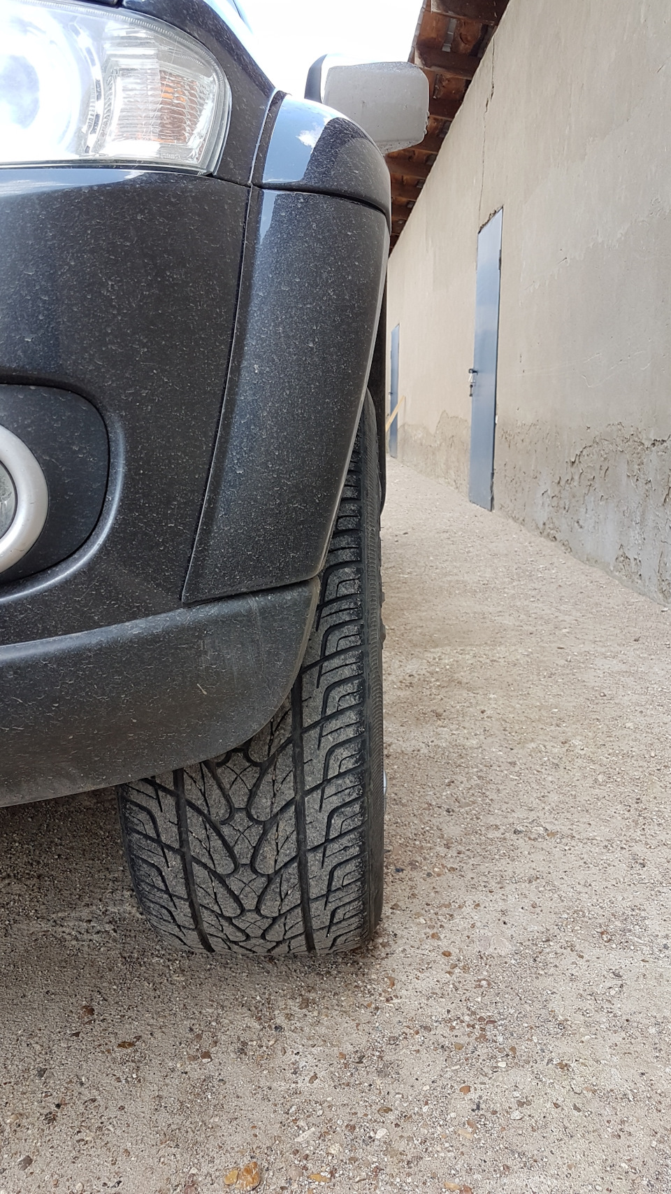 фото до колесных проставок — Mitsubishi Pajero Sport (2G)