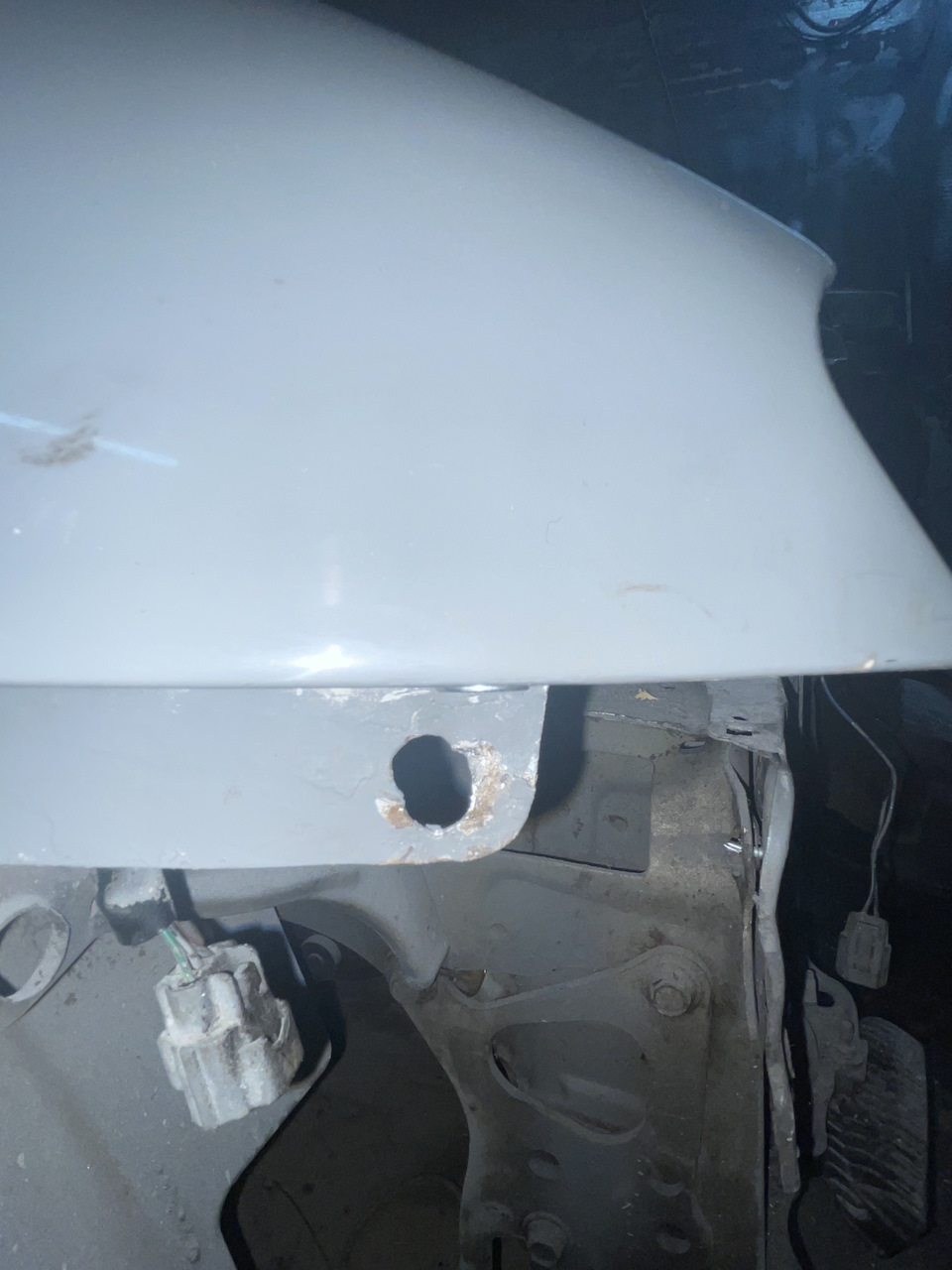 Выступ заклепки примерно 1мм! Тем самым должен получиться зазор — Mazda 323 V