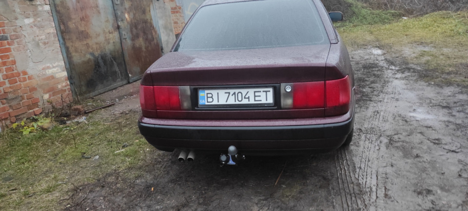 Стоит новый фаркоп — Audi 100 (C4). Запчасти на фото: 7104ET