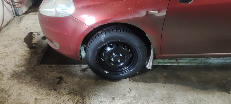 Колпак ступицы колеса ЛАДА Largus декоративный OE 7700302762 — FIAT Punto III. Запчасти на фото: 7700302762