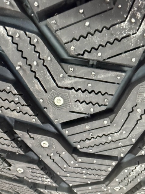 Hankook Winter i Pike X W429A — Voyah Free. Запчасти на фото: Hankook W409 Winter i Pike, Hankook W429A i Pike X